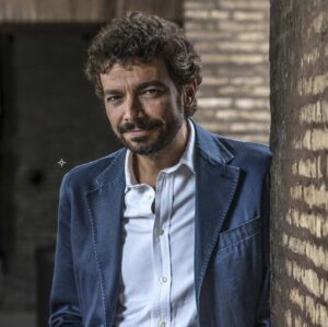 Massimo Polidoro Instagram - "Perché vogliamo dare spiegazione a tutto?" mi chiedono. E la risposta breve è: perché fa parte della natura umana. Poi si possono prendere due strade, quella che conduce a cercare di capire le cose sulla base dei fatti, ovunque ci porti, e quella che dirige ad accogliere qualunque spiegazione, purché ci dia conforto. Ne parliamo oggi insieme... ASCOLTA " Ai Confini"