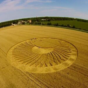 Massimo Polidoro Instagram - È uno dei più straordinari misteri contemporanei. Mi riferisco ai misteriosi disegni che da qualche decennio compaiono nei campi di grano principalmente inglesi. Chi li realizza? Sono tracce di qualcosa? Segnali che arrivano da altre civiltà o altre dimensioni? Iniziamo un viaggio in due parti che ci porterà a scoprire la storia e forse a capire che cosa si nasconde veramente dietro il mistero dei cerchi nel grano. ASCOLTA il podcast "Ai confini"!