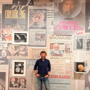 Massimo Polidoro Instagram - Un bellissimo e magico weekend in Florida, a Boca Raton, con @josealvarezdopa, per parlare di scienza e magia al @bocamuseum e ammirare la stupenda mostra “Smoke and Mirrors”, con le stupende opere di @josealvarezdopa e un omaggio a Randi! #jamesrandi #magia #magic #amazingrandi