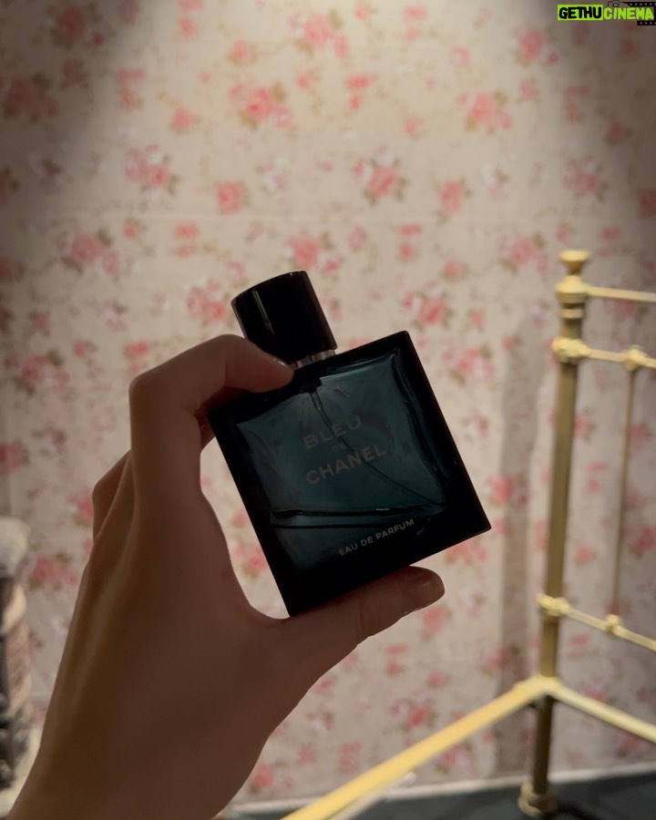 Matilda Morri Instagram - Ho scelto Bleu de Chanel perché è il profumo perfetto per Patrick Bateman (Prossimamente vedrete anche uno stand dedicato a me se continuate a usare profumi di m**** 🔪) Mostra Serial Killer