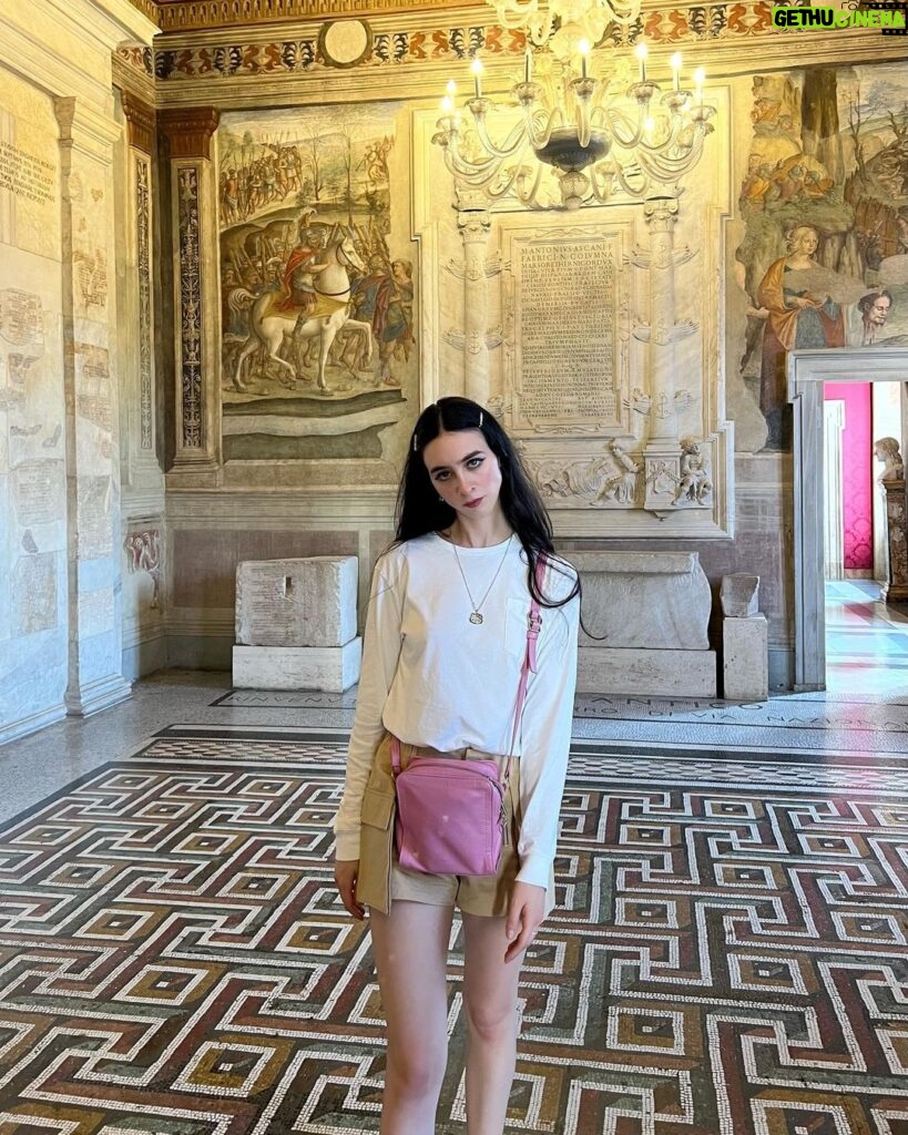 Matilda Morri Instagram - La differenza tra me e Giulio Cesare è che io Imperatrice lo sono davvero. Lui invece no Roma