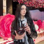 Matilda Morri Instagram - Ho passato due giorni intensi e bellissimi a Parigi grazie a @lorealgroupe e @lancomeofficial Ho assistito ad un’experience esclusiva pazzesca presso il Louvre, con tutti i brand più iconici del gruppo L’Oréal e so che il futuro della profumeria è pieno di sorprese. Ps: se andate sugli Champs-Elysées vi consiglio di visitare la boutique di Lancôme: è piena di fragranze pazzesche anche difficili da trovare (come ad esempio tutte le versioni di Trésor La Nuit, che adoro, e che avete amato anche voi 💘) Invited by @lorealgroupe @lancomeofficial Paris, France