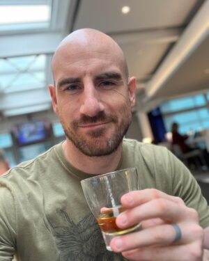 Matthew Rehwoldt Instagram - Never fun to leave home (❤️❤️❤️ @shaulguerrero ) but thankful to head our for another weekend with @impactwrestling doing what I love and still living a dream working in pro wrestling…take those moments of gratitude, people! Cheers ! 

📸 Me 
🥃 @evanwilliamsbourbon 
✈️ @fly2ohare / @united