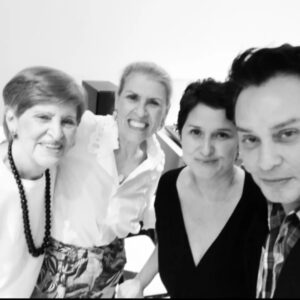 Maurício Branco Instagram - Dia das mães a bordo de minha irmã Marcia que manda descer nos Vinhos , Doces e Canapés . Na foto a sogra dela Eliane , nossa Mãe e moi , culpado no ultimo,  porque exagerei na comida que estava  incrivel .