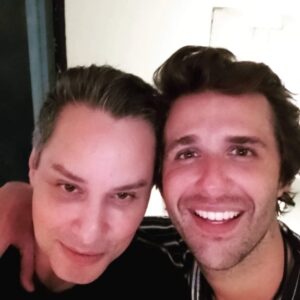 Maurício Branco Instagram - Eu e o Príncipe @gilcoelhoo ator que arrasou em “ Nos tempos do Imperador. #ator #gilcoelho #mauriciobranco #nostemposdoimperador #atores