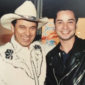 Maurício Branco Instagram - Eu e Beto Carrero , o Cowboy Brasileiro . No fundo o Trailer que Beto arrematou em um leilão em Hollywood CA . O veiculo pertencia ao ator norte americano James Cagney , estrela dos anos 30 e 40 , que atuava en filmes do genero Western.