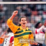 Maurício Branco Instagram - Em 1993 eu fui convidado para ir no programa do Gugu Liberato ( fui várias vezes ) e lá conheci esta jogadora de vôlei que fez parte do mais espetacular time de voleibol feminino que o Brasil já teve . Começaram com um quarto ( inédito ) lugar no jogos de Barcelona 1992 , e em 1996 uns 3 meses antes dos jogos de Atlanta , Ana Beatriz Moser , tinha passado por duas cirurgias complexas nos 2 joelhos . Desacreditada pelos fãs e até mesmo por alguns especialistas , ela se recusou a ficar de fora , porque sabia que uma medalha era certa . Correu atrás , fez tudo que era possível e assim chegou aos EUA , em forma e derrubando adversários ( seu saque chegava a 107 km/h ) Na semifinal porém, Cuba que também tinha um time cheio de talentos venceu o certame por 3 a 2 num jogo espetacular . As Cubanas não tiveram classe e tentaram esculachar as brasileiras no final da partida , mas Ana Moser meteu o dedo pela rede e pediu respeito. A inédita medalha ( de Bronze) veio em um jogo com as Russas . Ela sempre foi além , fora e dentro de quadra . Por causa dos sacrifícios físicos em sempre lutar pelo Brasil , aos 32 anos teve que parar com a bola . Mas continuou ajudando nos bastidores , implementando nos treinamentos da seleção brasileira , novas técnicas para prevenção de contusões na nova geração ( Bi Campeã Olímpica ) . Fez um trabalho incrível com ONGs , uma vez nos cruzamos no Centro do Rio e lá estava ela correndo atrás de apoios para ajudar os novos talentos . Quando soube que o Presidente Luís Inácio Lula da Silva a convocou para presidir o Ministério dos Esportes , eu pude constatar que de fato acabamos de entrar em uma Nova ERA . Obrigado por tudo que você fez e ainda fará pelo Brasil Ministra Ana Moser !!! Muito feliz ,sou seu fã . Viva o Esporte Brasileiro !!!!
