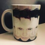 Maurício Branco Instagram - Amei o presente que a produtora do meu show Marcia Martins me deu . Uma caneca col minha foto replicasa 20 vezes . Logo para mim ? Que de Narciso não temho nada . RS Amei Marcinha