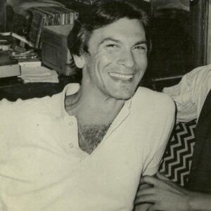 Maurício Branco Instagram - Hoje passou para a outra esfera esta pessoa generosa e querida . Amândio foi um dos maiores DJ's deste país . Uma das estrelas de meu primeiro documentário Rio anos 70 ( ainda inédito ) , ele fala  de sua carreira na época de ouro do Rio de Janeiro que foi do início dos anos 70 até o final dos anos 80 , depois disso , com os naufrágios das casas noturnas e o início desta onda de festas em lugares abertos para 2 , 3 mil pessoas com musica insuportável , Amândio foi trabalhar com oque mais gostava : Música . Virou consultor /vendedor , da extinta Modern Sound . Já estava afastado da Noite há alguns anos , mas eu fiz um pedido especial e ele prontamente aceitou, assim que vendi meu Label Discothèque. Abriu a pista na festa de estréia do novo dono. Ele arrasou , sua despedida foi em grande estilo , assim como sua vida . Trazia emoção para a pista de dança , e era muito intuitivo, porque um DJ nunca pode deixar a peteca cair. O Sótão , O Regines , O Hipopótamus,  O Trap  estarão na história desta cidade , assim como você meu querido, um dos grandes personagens da mitologia carioca.  Vai com Deus , tem uma turma boa aí em cima , trabalhando para ajudar o próximo , evoluindo para voltar e tentar fazer este mundo aqui bem melhor . Luz!!!

* Hoje vou ouvir em looping ,sua e minha também,  música da "Era Disco" favorita : Aint't that enough for You , De John Davis and Monster Orchestra.