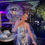 Maurício Branco Instagram - La princesse d'argent A Princesa de Prata Aniversario Mayana Moura , agora uma foto só da roupa que foi inspirada no personagem do Filme Blade Runner . Na sequecia uma Androide é caçada pela rua com uma capa de chuva , igualzinha a esta . Amei a festa , drinks com Rosas , Flores e Frutas da Região Norte do Brasil . Estava um charme . Tudo , como sempre . Love You . Amiga querida . @mayanamouraoficial Djs : @itsraphalima @djsaddam