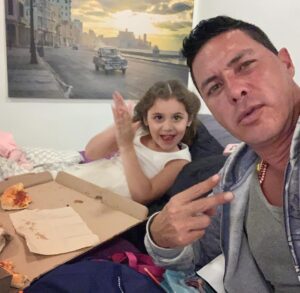Mauricio Aspe Instagram - Hoy toco Pizzaaaaaaaa!!! #BabyKala  Ñooo que Rico!!! Jajajajaja #Habana500