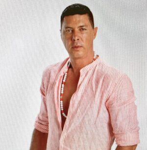 Mauricio Aspe Instagram - @solteroconhijas #Mauricio @canalestrellas #DiaDeFotos jewelry: @gardeniadesign_ #SolteroConHijas @juanosorio.oficial  #MuyPronto #LasEstrellas @televisa_espectaculos @televisatelevisionmx