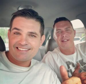 Mauricio Aspe Instagram - @ferdinandoval El Miooo!! Un Día Cualquiera No Pasa Con Nosotros!! Y Hoy Si Dejamos Tremenda Huella!!! 🤣🤣🚘 #LaGuaguita #SeRompio #DedosConPapitasYAceite 😂