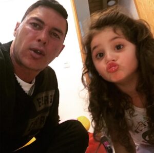Mauricio Aspe Instagram - Oyeee Descaraditaaa Te Amo ❤️#BabyKala Que Rico Besito....😘#FelizDiaDeLaMujer