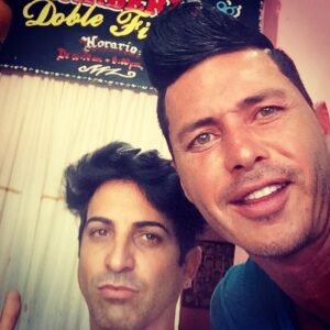 Mauricio Aspe Instagram - #BarberiaCuba 🤣😂 #TBT Y Esa Carita Primo @armasyulio #Primo 🤣😂 y Yo?? Ese Pelado? Jajajajaja 🤣😂#LoQuePasaEnCuba Naaaa #Charanguero #TicoElBarbero #Cuba