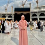 Mawra Hocane Instagram - 21/12/22 marks the fulfilment of my biggest biggest wish ALHUMDULILLAH 🕋💫🤲🏻 We performed Umrah together, Mama & I.. twice.. what more could I possibly ask for now.. ALHUMDULILLAH ❤️ Life truly feels complete.. I have to think hard now to wish again for a long time… just so so grateful.. Thankyou.. all of you for all your prayers & best wishes.. I prayed for all of you as well.. my first Umrah will always be so so special for me.. a small little glimpse of my dreams coming true.. 💌 #FirstUmrah #Umrah2022 المسجد الحرام - مكة Al-Masjed Al-Haram - Makkah