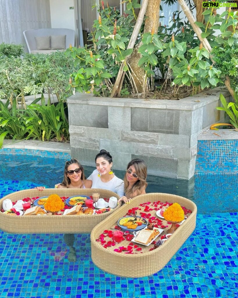 Mawra Hocane Instagram - breakfast floated to us this morning… cheers 🥂 @ayanaresort RIMBA Jimbaran Bali By AYANA