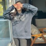 Mawra Hocane Instagram - favourite hoodie 🩶
