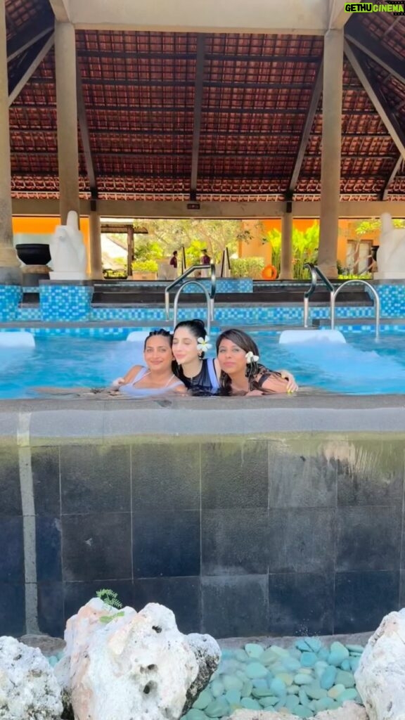 Mawra Hocane Instagram - LESSSSS GOOOO THALASSSOOO 🐬🩵 Thankyou for the absolute hospitality @ayanaspabali best humans!!! FYI Thalassotherapy is a form of water massage, very very refreshing. Perfect alternative for a dip in ocean as it uses sea-water to therapise you. We tried it for the first time & loved it!!!! For all the water-babies, it is a seawater labyrinth, to help stimulate blood circulation, tonicity, and muscular rehabilitation! Go!!!! 🌊🥲 @ayanaresort