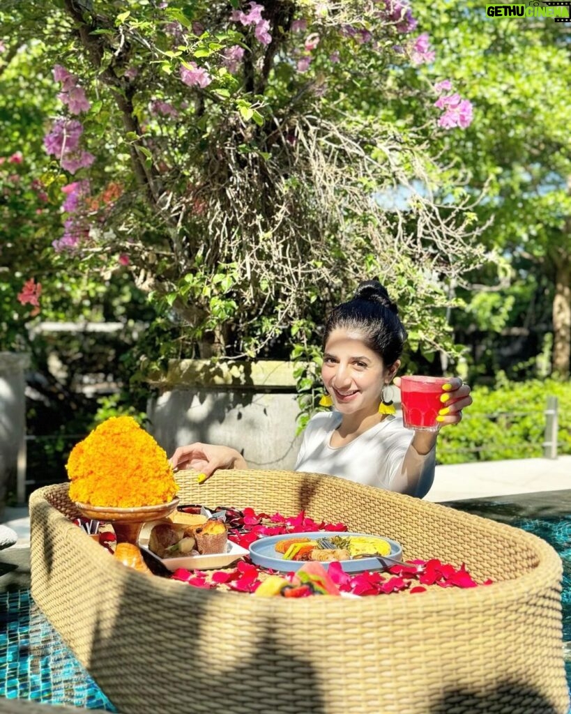 Mawra Hocane Instagram - breakfast floated to us this morning… cheers 🥂 @ayanaresort RIMBA Jimbaran Bali By AYANA