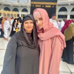 Mawra Hocane Instagram - 21/12/22 marks the fulfilment of my biggest biggest wish ALHUMDULILLAH 🕋💫🤲🏻 We performed Umrah together, Mama & I.. twice.. what more could I possibly ask for now.. ALHUMDULILLAH ❤️ Life truly feels complete.. I have to think hard now to wish again for a long time… just so so grateful.. Thankyou.. all of you for all your prayers & best wishes.. I prayed for all of you as well.. my first Umrah will always be so so special for me.. a small little glimpse of my dreams coming true.. 💌 #FirstUmrah #Umrah2022 المسجد الحرام - مكة Al-Masjed Al-Haram - Makkah