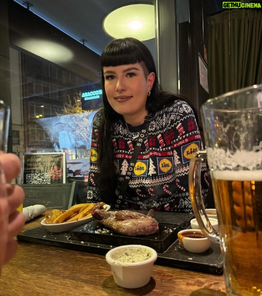 Max Herzberg Instagram - An diesem wunderschönen verschneiten Tag in München zog es uns mal wieder ins @abaccos_muenchen und es gab feinstes Fleisch als Begleitung zum schmackhaften Bier. Der umwerfend aussehende und sehr sympathische Kellner wird mir ewig in Erinnerung bleiben und mitverantwortlich sein für weitere Besuche! #abaccossteakhouse #daswahrscheinlichbestesteakderwelt #muenchen #munichrestaurant #steaklover #werbung #ad ABACCO'S STEAKHOUSE München