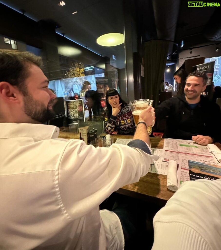 Max Herzberg Instagram - An diesem wunderschönen verschneiten Tag in München zog es uns mal wieder ins @abaccos_muenchen und es gab feinstes Fleisch als Begleitung zum schmackhaften Bier. Der umwerfend aussehende und sehr sympathische Kellner wird mir ewig in Erinnerung bleiben und mitverantwortlich sein für weitere Besuche! #abaccossteakhouse #daswahrscheinlichbestesteakderwelt #muenchen #munichrestaurant #steaklover #werbung #ad ABACCO'S STEAKHOUSE München