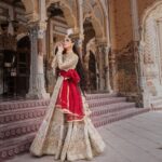 Maya Ali Instagram - Combination of History, grandeur and Empowerment. So Happy to be part of a campaign by @mohsin.naveed.ranjha which is not only about royalty, grandeur and clothes, its also about empowerment as all the proceeds from Mohsin's new collection Zarlish volume 4 is going to Bibi Munazza foundation for the education of Young girls 📖✨ @mohsin.ranjha_dino Photography: @shahbazshaziofficial Jewellery: @allurebymht Styling: @yash645 Hair & Mua: @sunil_mua #mnr #mnrdesignstudio #mohsinnaveedranjha #mayaali #festiveunstitched #zarlishbymohsinnaveedranjha #womenempowerment #talpurdynasty