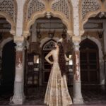 Maya Ali Instagram - Combination of History, grandeur and Empowerment. So Happy to be part of a campaign by @mohsin.naveed.ranjha which is not only about royalty, grandeur and clothes, its also about empowerment as all the proceeds from Mohsin's new collection Zarlish volume 4 is going to Bibi Munazza foundation for the education of Young girls 📖✨ @mohsin.ranjha_dino Photography: @shahbazshaziofficial Jewellery: @allurebymht Styling: @yash645 Hair & Mua: @sunil_mua #mnr #mnrdesignstudio #mohsinnaveedranjha #mayaali #festiveunstitched #zarlishbymohsinnaveedranjha #womenempowerment #talpurdynasty