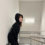 Mayu Sugieda Instagram - ☺︎ 少し肌寒くなり始めたので…！❄️ 可愛いブラックパーカーを着てみた🆕 ワンピースとのコラボグッズを SHOPLIST (@shoplist_official )で発見しちゃって、、🫢💕 シンプルで着やすいし、分かる人には分かるやつ🏴‍☠️ 長時間の移動は、基本ラフスタイルです✈️ #SHOPLIST #SHOPLIST購入品 #ワンピースコラボ