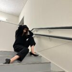 Mayu Sugieda Instagram - ☺︎ 少し肌寒くなり始めたので…！❄️ 可愛いブラックパーカーを着てみた🆕 ワンピースとのコラボグッズを SHOPLIST (@shoplist_official )で発見しちゃって、、🫢💕 シンプルで着やすいし、分かる人には分かるやつ🏴‍☠️ 長時間の移動は、基本ラフスタイルです✈️ #SHOPLIST #SHOPLIST購入品 #ワンピースコラボ