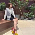 Mayu Sugieda Instagram - ☺︎ ada @__ada.official__ のファーベスト🩶 まだまだ暑い夏ですが🏝️ 様々なブランドのコレクションでは… すでに来年の春夏が公開されていたり🫢☺️ 最新ファッションを見逃せない時期になってきた！ このファージレは ← プチプラなのに、高見えで触り心地抜群だし✨ 正直、かなり推したいアイテムです🙊 (はやくたくさん愛用したいから、寒くな〜れ☃️笑) 今なら、zozotownセール開催中！！Max50%off🎉 #ada #エイダ #エイダコーデ