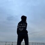 Mayu Sugieda Instagram - ☺︎ 少し肌寒くなり始めたので…！❄️ 可愛いブラックパーカーを着てみた🆕 ワンピースとのコラボグッズを SHOPLIST (@shoplist_official )で発見しちゃって、、🫢💕 シンプルで着やすいし、分かる人には分かるやつ🏴‍☠️ 長時間の移動は、基本ラフスタイルです✈️ #SHOPLIST #SHOPLIST購入品 #ワンピースコラボ