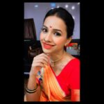 Mayuri Wagh Instagram - आजपासून सुरू होणा-या नवरात्रौत्सवाच्या तुम्हाला व तुमच्या कुटुंबियांना हार्दिक शुभेच्छा… 🙏🏼 . . . #navratri #2023 #day1 #orange #saree #traditional #happyface #happyvibes #happysoul #mayuriwagh #marathiactress