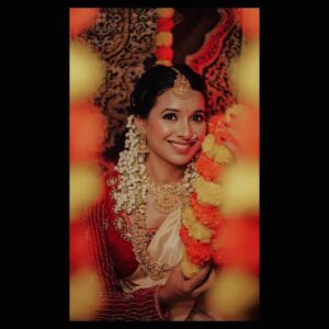 Mayuri Wagh Instagram - Happy Diwali..🪔❣️🧿
.
.
Captured by : @kunal_mohite_photography 
Makeup by : @minakshi_mharse_makeuphair 
Hair by : @shubham_pal_makeup_and_hair 
Organised by : @style_by_pradnyaaaaa__ 
.
.
#happydiwali #diwali ##festivaloflights #festivemood #traditional #happyness #smile #glow #happyvibes #happylife #happyface #happysoul #mayuriwagh #marathiactress