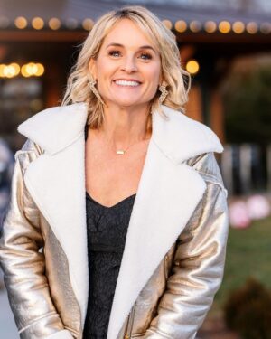 Meaghan B. Murphy Instagram - Making predictions: 2024 is going to be golden 🥂 🤩 Until then I’m taking a much-needed time out. See ya in January 🎉 What are you looking forward to in the new year?! 

Glam 💄 @cristyguy 
📸 @sharonmariewright 
📺 @verylocal @hearsttv 

#kansas #kansascitykansas #verylocal #newyear #newyears #goals