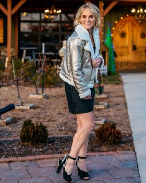 Meaghan B. Murphy Instagram - Making predictions: 2024 is going to be golden 🥂 🤩 Until then I’m taking a much-needed time out. See ya in January 🎉 What are you looking forward to in the new year?! 

Glam 💄 @cristyguy 
📸 @sharonmariewright 
📺 @verylocal @hearsttv 

#kansas #kansascitykansas #verylocal #newyear #newyears #goals