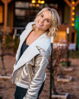 Meaghan B. Murphy Instagram - Making predictions: 2024 is going to be golden 🥂 🤩 Until then I’m taking a much-needed time out. See ya in January 🎉 What are you looking forward to in the new year?! 

Glam 💄 @cristyguy 
📸 @sharonmariewright 
📺 @verylocal @hearsttv 

#kansas #kansascitykansas #verylocal #newyear #newyears #goals