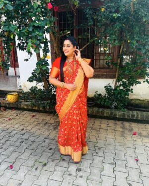 Meera Krishna, Meera Siva Instagram - Happy Pongal 🤩
Beautiful saree @sujaas_studios661 
@zeetamizh @zee5tamil 

#karthigaideepamserial #zeetamil #instagood #instalike #instadaily #instamood #instaupload #southindianfestival #meerakrishna #insta #