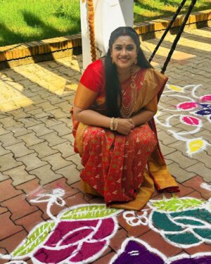 Meera Krishna, Meera Siva Instagram - Happy Pongal 🤩
Beautiful saree @sujaas_studios661 
@zeetamizh @zee5tamil 

#karthigaideepamserial #zeetamil #instagood #instalike #instadaily #instamood #instaupload #southindianfestival #meerakrishna #insta #