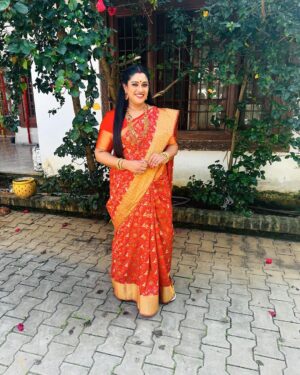Meera Krishna, Meera Siva Instagram - Happy Pongal 🤩
Beautiful saree @sujaas_studios661 
@zeetamizh @zee5tamil 

#karthigaideepamserial #zeetamil #instagood #instalike #instadaily #instamood #instaupload #southindianfestival #meerakrishna #insta #