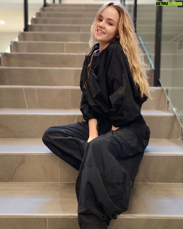 Megan Stott Instagram - No Halloween this year :( but atleast I'm wearing black 🐈‍⬛