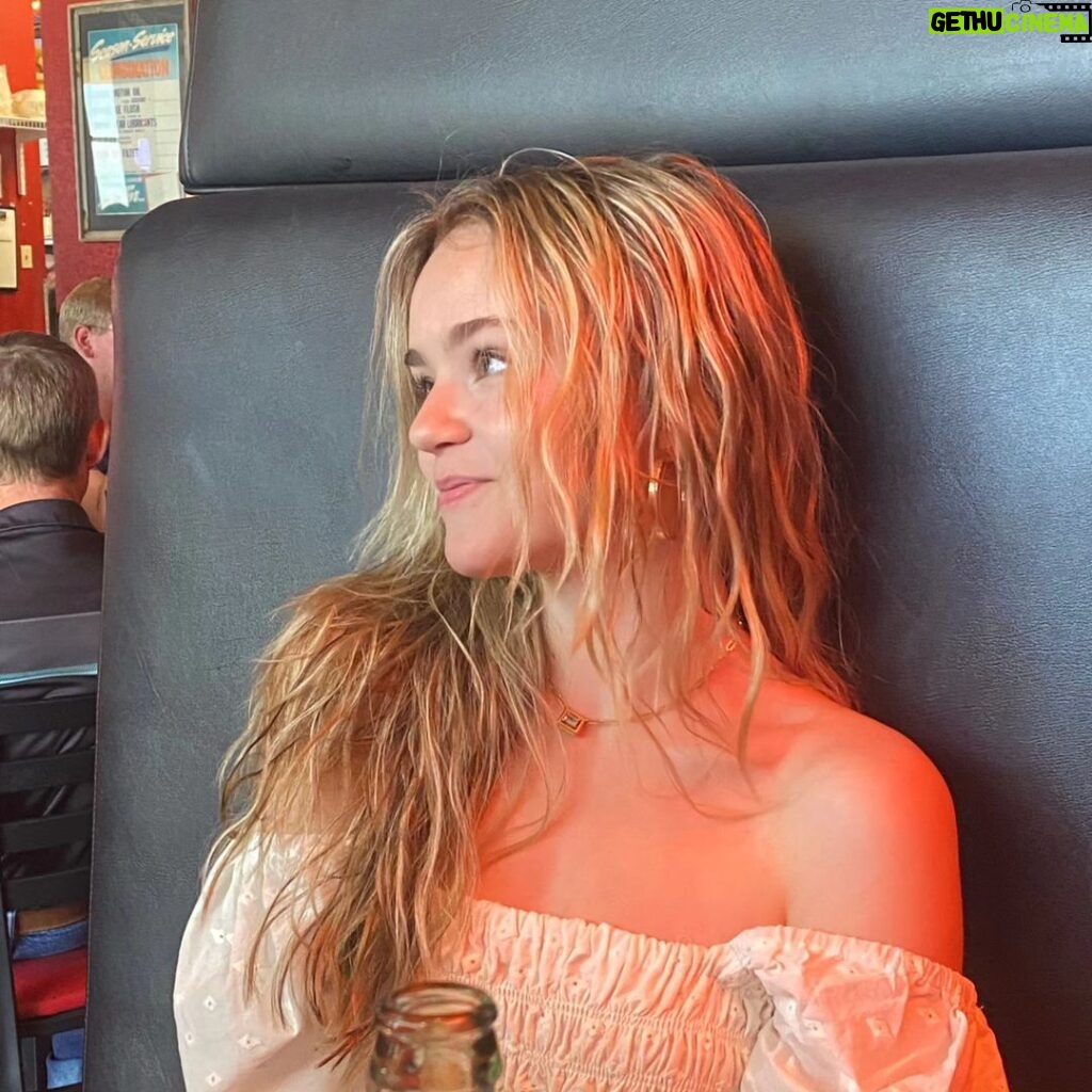Megan Stott Instagram - Sunny days are never far way ☀