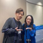 Megumi Han Instagram – 💠 FINAL FANTASY FAN FESTIVAL 2024 in TOKYO 💠

⌘＿＿＿＿＿＿＿＿＿＿＿＿＿＿＿＿＿＿＿＿

ありがとう、FF14。

ありがとう、すべての光の戦士たち。

これからも、どうか、終わらない旅を。

￣￣￣￣￣￣￣￣￣￣￣￣￣￣￣￣￣￣￣￣⌘ 

東京ドームが光の戦士たちの熱気に包まれたファンフェスから1週間。
未だ私の心は高揚し、火照り、あの日の熱の中にいます。

ヒカセンである皆さんにとってもそうであったらいいなと、タイムラインを彷徨っていると、ファンフェス3日目、4日目、5日目と有志で開催されているのを見つけて、とても愛おしく思いました。

FF14の新生10周年を祝して開催された、今回のファンフェス。

Day1は、一般でチケットを取って、客席からの参加。
Day2は、恐縮ながらも、ステージ上からの参加でした。

ねぇ、最高だったねぇ。

ドームには、エオルゼアの地に初めて降り立ったときのような光景が広がっていました。

自分が冒険者として、最初にグリダニアを訪れたとき。

あゝ同じ時間、同じ場所に、こんなにもたくさんの人たちが冒険しているんだという感動が、再び。

まだまだFF14をはじめて間もないのですが、曲がりなりにも冒険をしていて、聞いて、感じて、考えたことなので、改めて、こちらでも認（したた）めさせて下さい。

FF14と皆さんの、これまでの軌跡を辿っていくと、10年前に出逢っていたかったという想いもありました。

だけど、10年経った今、こうしてエオルゼアを旅し、幾多の瞬間に巡り逢える事が、本当に堪らなく幸せです。

駆け出しのヒカセンながらも、皆さんと新生10周年を祝福する場に立ち会う事が出来て、心から光栄に思います。

さらに会場には、レガシーの方々もいらっしゃいました。その方々は、新生するよりも前、もっと長いときを、XIVと共に歩んでこられたわけで。

その再建を担った吉Pこと吉田直樹さんをはじめとする、第3開発部の皆さんが懸けてきた想いと時間に向き合うとき、その一つ、一つにお返ししていきたい気持ちが湧き上がってくるけれど、それはこの世界でめぇいっぱい楽しむ事でお返しできたらと思います。

改めて、すべての出会いに感謝を。

⌘＿＿＿＿＿＿＿＿＿＿＿＿＿＿＿＿＿＿＿＿

このファンフェス2日間の最後の、さいご。

すべてのラインナップが終わって
開発陣の皆さんの言葉に
視界を滲ませていたら

ヒカセンの帰りを心配し
再び花道を駆けてきたあの方が
静寂の中で一言。

「ありがとうございました！！！！！！！！！！！！！！」

吉田さんのマイクを通さずダイレクトに伝わってくる感謝の言葉が、あまりにも真っ直ぐで…

こちらこそ、本当にありがとうございました。

初めてのMMO RPGがFF14で本当によかったです。

⌘＿＿＿＿＿＿＿＿＿＿＿＿＿＿＿＿＿＿＿＿

日々大きな変化に見舞われておりますが、ヒカセンの皆さん、これからも、この世界を、みんなのファイナルファンタジーを、大いに楽しんで参りましょうね。

⌘＿＿＿＿＿＿＿＿＿＿＿＿＿＿＿＿＿＿＿＿

（ファンフェス終わりのホヤホヤでグタグタなトークを、Xのスペースでしていたら、翌日、いつもお世話になっているヒカセンのフレンドさんの弟君が、金テープを手渡して下さいました。ヒカセンの皆さんが周囲のヒカセンの方々に配っていたそう。ご姉弟そろってお優しいんだ。ありがとうございます。俺たちのファンフェス3日目）

#FF14
#FINALFANTASYXIV
#FFXIVFanFest 2024
#FF14ファンフェス