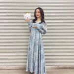 Megumi Han Instagram - 💠 FINAL FANTASY XIVFAN FESTIVAL 2024 in TOKYO 💠 『FINAL FANTASY XIV』の10周年を祝したファンフェスが 東京ドームで開催されてから1週間が経たんとしています。 未だ余韻ひたひたなのですが ようやく言葉にできそうな気がしてきたので こちらでも認（したた）めていこうかと思います。 まずはこの日を彩ってくれた素敵なお衣装たちをご紹介。 わたくしめのミラプリです。 👗 #dress ... @murralofficial 👠 #pumps ... @dianashoespress 💍 #earring / #necklace / #ring ... @swarovski ドレスは、一目見た時から、決めていました🤝 物語冒頭 冒険者とハイデリンとの出会いをイメージして 選ばせて頂きました。 素敵でしょう？ "Letter" long dress といって 空から降り注ぐ粉雪を 小さな記憶に見立てて デザイナーさんが実際に撮影した雪を ドレスに落とし込んでいるんですって。 もう、蒼天のイシュガルドなんですよ。（巨大感情） パンプスは、今年の初物。 長く愛用させて頂いているダイアナさんで新調。 まだ見ぬ旅の、大きな終着点、暁月のフィナーレ 未来へと歩みを進めるENDWALKERをイメージしました。 イヤリングは、ハイデリンそのもの。 こんなにもピッタリなことありますか。 思わずスクショと並べてしまいました。 ネックレスやリングは エオルゼアに輝く星をイメージして。 その星の先端には、オルシュファンの缶バッジ。 こちらは日頃よりお世話になっている光の戦士のフレンドさんから ファンフェス1日目にいただいたもの。 かつてその方は『光のお父さん』の著者であるマイディーさんのFCに所属していた方なんです。 エオルゼアの地に降り立ってからというもの 出逢えたヒカセンの皆さんの想いを共に この日のステージへ連れていきたいと思い ファンフェスへ臨みました。 その想いと決意は、また改めて次の投稿で。