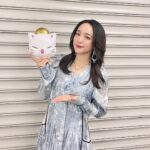 Megumi Han Instagram - 💠 FINAL FANTASY XIVFAN FESTIVAL 2024 in TOKYO 💠 『FINAL FANTASY XIV』の10周年を祝したファンフェスが 東京ドームで開催されてから1週間が経たんとしています。 未だ余韻ひたひたなのですが ようやく言葉にできそうな気がしてきたので こちらでも認（したた）めていこうかと思います。 まずはこの日を彩ってくれた素敵なお衣装たちをご紹介。 わたくしめのミラプリです。 👗 #dress ... @murralofficial 👠 #pumps ... @dianashoespress 💍 #earring / #necklace / #ring ... @swarovski ドレスは、一目見た時から、決めていました🤝 物語冒頭 冒険者とハイデリンとの出会いをイメージして 選ばせて頂きました。 素敵でしょう？ "Letter" long dress といって 空から降り注ぐ粉雪を 小さな記憶に見立てて デザイナーさんが実際に撮影した雪を ドレスに落とし込んでいるんですって。 もう、蒼天のイシュガルドなんですよ。（巨大感情） パンプスは、今年の初物。 長く愛用させて頂いているダイアナさんで新調。 まだ見ぬ旅の、大きな終着点、暁月のフィナーレ 未来へと歩みを進めるENDWALKERをイメージしました。 イヤリングは、ハイデリンそのもの。 こんなにもピッタリなことありますか。 思わずスクショと並べてしまいました。 ネックレスやリングは エオルゼアに輝く星をイメージして。 その星の先端には、オルシュファンの缶バッジ。 こちらは日頃よりお世話になっている光の戦士のフレンドさんから ファンフェス1日目にいただいたもの。 かつてその方は『光のお父さん』の著者であるマイディーさんのFCに所属していた方なんです。 エオルゼアの地に降り立ってからというもの 出逢えたヒカセンの皆さんの想いを共に この日のステージへ連れていきたいと思い ファンフェスへ臨みました。 その想いと決意は、また改めて次の投稿で。