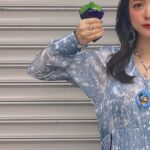 Megumi Han Instagram – 💠 FINAL FANTASY XIVFAN FESTIVAL 2024 in TOKYO 💠

『FINAL FANTASY XIV』の10周年を祝したファンフェスが
東京ドームで開催されてから1週間が経たんとしています。

未だ余韻ひたひたなのですが
ようやく言葉にできそうな気がしてきたので
こちらでも認（したた）めていこうかと思います。

まずはこの日を彩ってくれた素敵なお衣装たちをご紹介。

わたくしめのミラプリです。

👗 #dress … @murralofficial

👠 #pumps … @dianashoespress

💍 #earring / #necklace / #ring … @swarovski

ドレスは、一目見た時から、決めていました🤝

物語冒頭
冒険者とハイデリンとの出会いをイメージして
選ばせて頂きました。
素敵でしょう？

“Letter” long dress といって
空から降り注ぐ粉雪を
小さな記憶に見立てて
デザイナーさんが実際に撮影した雪を
ドレスに落とし込んでいるんですって。

もう、蒼天のイシュガルドなんですよ。（巨大感情）

パンプスは、今年の初物。
長く愛用させて頂いているダイアナさんで新調。
まだ見ぬ旅の、大きな終着点、暁月のフィナーレ
未来へと歩みを進めるENDWALKERをイメージしました。

イヤリングは、ハイデリンそのもの。
こんなにもピッタリなことありますか。
思わずスクショと並べてしまいました。

ネックレスやリングは
エオルゼアに輝く星をイメージして。

その星の先端には、オルシュファンの缶バッジ。
こちらは日頃よりお世話になっている光の戦士のフレンドさんから
ファンフェス1日目にいただいたもの。

かつてその方は『光のお父さん』の著者であるマイディーさんのFCに所属していた方なんです。

エオルゼアの地に降り立ってからというもの
出逢えたヒカセンの皆さんの想いを共に
この日のステージへ連れていきたいと思い
ファンフェスへ臨みました。

その想いと決意は、また改めて次の投稿で。