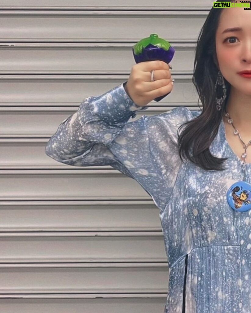 Megumi Han Instagram - 💠 FINAL FANTASY XIVFAN FESTIVAL 2024 in TOKYO 💠 『FINAL FANTASY XIV』の10周年を祝したファンフェスが 東京ドームで開催されてから1週間が経たんとしています。 未だ余韻ひたひたなのですが ようやく言葉にできそうな気がしてきたので こちらでも認（したた）めていこうかと思います。 まずはこの日を彩ってくれた素敵なお衣装たちをご紹介。 わたくしめのミラプリです。 👗 #dress ... @murralofficial 👠 #pumps ... @dianashoespress 💍 #earring / #necklace / #ring ... @swarovski ドレスは、一目見た時から、決めていました🤝 物語冒頭 冒険者とハイデリンとの出会いをイメージして 選ばせて頂きました。 素敵でしょう？ "Letter" long dress といって 空から降り注ぐ粉雪を 小さな記憶に見立てて デザイナーさんが実際に撮影した雪を ドレスに落とし込んでいるんですって。 もう、蒼天のイシュガルドなんですよ。（巨大感情） パンプスは、今年の初物。 長く愛用させて頂いているダイアナさんで新調。 まだ見ぬ旅の、大きな終着点、暁月のフィナーレ 未来へと歩みを進めるENDWALKERをイメージしました。 イヤリングは、ハイデリンそのもの。 こんなにもピッタリなことありますか。 思わずスクショと並べてしまいました。 ネックレスやリングは エオルゼアに輝く星をイメージして。 その星の先端には、オルシュファンの缶バッジ。 こちらは日頃よりお世話になっている光の戦士のフレンドさんから ファンフェス1日目にいただいたもの。 かつてその方は『光のお父さん』の著者であるマイディーさんのFCに所属していた方なんです。 エオルゼアの地に降り立ってからというもの 出逢えたヒカセンの皆さんの想いを共に この日のステージへ連れていきたいと思い ファンフェスへ臨みました。 その想いと決意は、また改めて次の投稿で。