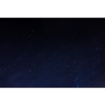 Megumi Han Instagram - 生まれて初めての星見。 ずっと行きたいと願っていた星々の撮影。 ついに念願が叶いました。 ふたご座流星群。 自分の生まれの星座の流星群。 冬の流れ星なんだなぁ。 今年は、良い条件が揃う8年ぶりの好機だったのだそう。 雲の多い時間帯もありましたが、最後には晴れて、この星空です。 この目で見えるよりも遥かに星は多く輝いていました。 だけど、この目で捉えた大きな流星たちを、実際にカメラにおさめるのは、とても難しくて。 それでも捉えられたときの感動は、ひとしお。 わずかに写った線が、流星です。 初めての撮影にしては、上出来だと思います。（ドヤァ） それも自動ではなくアナログで！（ふんす） カメラは、ずっと愛用しているNikon D610。 レンズは、シグマの広角レンズをお借りして。 星見に詳しい皆さんと、初めて星を観測する方々と、実りある時間を過ごしました。 夜空を見上げながら、星々を繋いだり、星にまつわるお話を、たくさん。 寒空の下で飲むココアは、特別なものがありました。 たくさんの奇跡が折り重なって迎えた星降る夜。 星々に魅せられて引き寄せられた星の子たち。 巡り会えたこのご縁に、心から感謝を。 そして、この世界の片隅から幸せを星に願って。 ＿＿＿＿＿＿＿＿＿＿ 向かう道中も楽しく、深夜に食べる海老名のSAで食べたラーメンは、絶品でした。 「星見はスポーツだから」とカロリーを蓄えて、身体もポカポカ。 帰り道も、お腹が空いてしまい、談合坂のSAで、星見の皆さんおすすめのチーズクリームどら焼きを頂きました。脳に沁み渡る美味しさでした。 それから、ガチャポンも。 ハンターと推しの子、回しちゃった！ 野生の鹿や狸がいたり、雲の中にいる体験をしたりして、時間旅行しました。 #星 #星空 #星空撮影 #星空フォト #流れ星 #流星群 #ふたご座流星群 #star #stars #gemini #shootingstars #shootingstar 山梨県