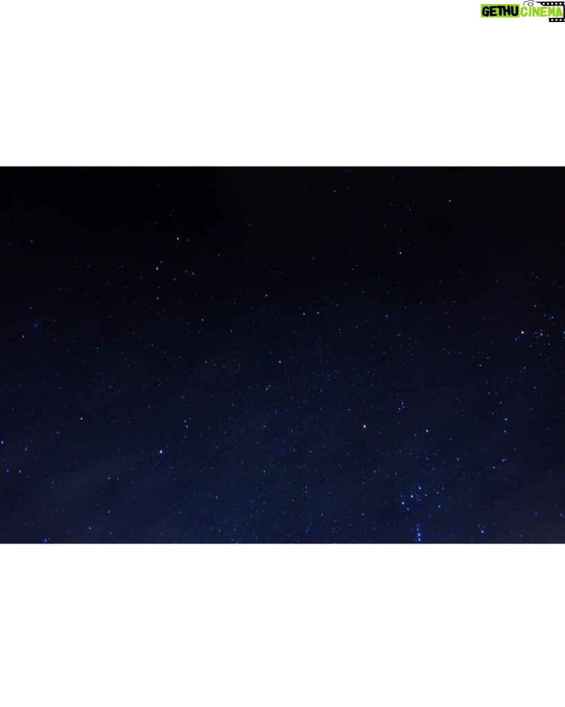 Megumi Han Instagram - 生まれて初めての星見。 ずっと行きたいと願っていた星々の撮影。 ついに念願が叶いました。 ふたご座流星群。 自分の生まれの星座の流星群。 冬の流れ星なんだなぁ。 今年は、良い条件が揃う8年ぶりの好機だったのだそう。 雲の多い時間帯もありましたが、最後には晴れて、この星空です。 この目で見えるよりも遥かに星は多く輝いていました。 だけど、この目で捉えた大きな流星たちを、実際にカメラにおさめるのは、とても難しくて。 それでも捉えられたときの感動は、ひとしお。 わずかに写った線が、流星です。 初めての撮影にしては、上出来だと思います。（ドヤァ） それも自動ではなくアナログで！（ふんす） カメラは、ずっと愛用しているNikon D610。 レンズは、シグマの広角レンズをお借りして。 星見に詳しい皆さんと、初めて星を観測する方々と、実りある時間を過ごしました。 夜空を見上げながら、星々を繋いだり、星にまつわるお話を、たくさん。 寒空の下で飲むココアは、特別なものがありました。 たくさんの奇跡が折り重なって迎えた星降る夜。 星々に魅せられて引き寄せられた星の子たち。 巡り会えたこのご縁に、心から感謝を。 そして、この世界の片隅から幸せを星に願って。 ＿＿＿＿＿＿＿＿＿＿ 向かう道中も楽しく、深夜に食べる海老名のSAで食べたラーメンは、絶品でした。 「星見はスポーツだから」とカロリーを蓄えて、身体もポカポカ。 帰り道も、お腹が空いてしまい、談合坂のSAで、星見の皆さんおすすめのチーズクリームどら焼きを頂きました。脳に沁み渡る美味しさでした。 それから、ガチャポンも。 ハンターと推しの子、回しちゃった！ 野生の鹿や狸がいたり、雲の中にいる体験をしたりして、時間旅行しました。 #星 #星空 #星空撮影 #星空フォト #流れ星 #流星群 #ふたご座流星群 #star #stars #gemini #shootingstars #shootingstar 山梨県